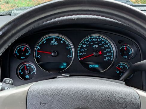 Used 2011 Chevrolet Suburban LT image 18