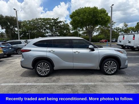Used 2022 Toyota Highlander Platinum FWD image 8
