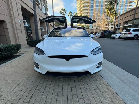 Used 2018 Tesla Model X 75D AWD/4WD image 3