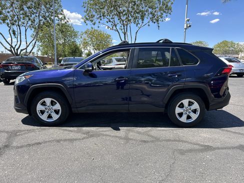 Used 2019 Toyota RAV4 XLE w/ Convenience Package FWD image 2