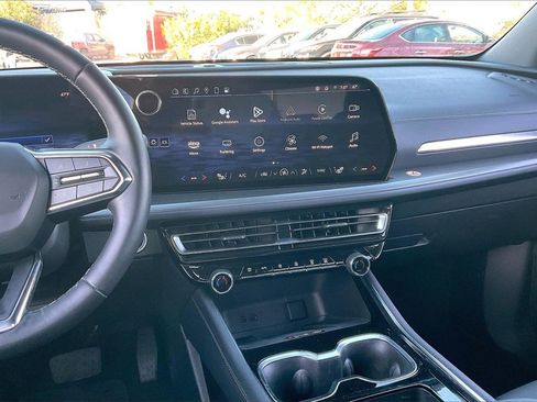 Used 2025 Chevrolet Traverse LT image 6