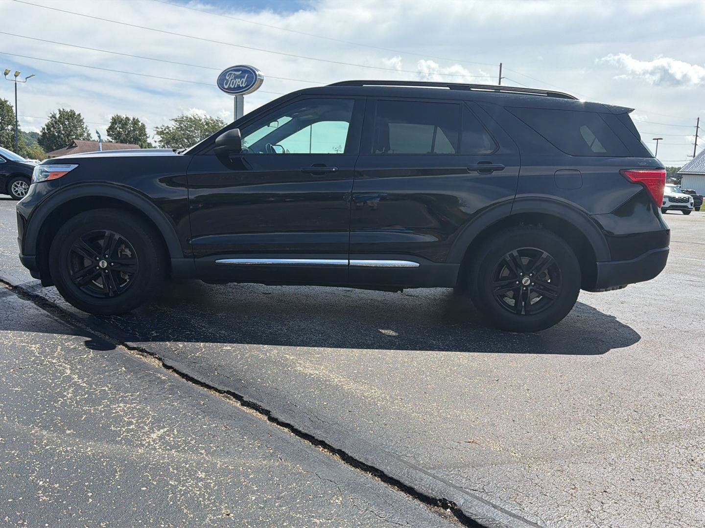 Used 2021 Ford Explorer XLT w/ Class III Trailer Tow Package AWD/4WD image 8