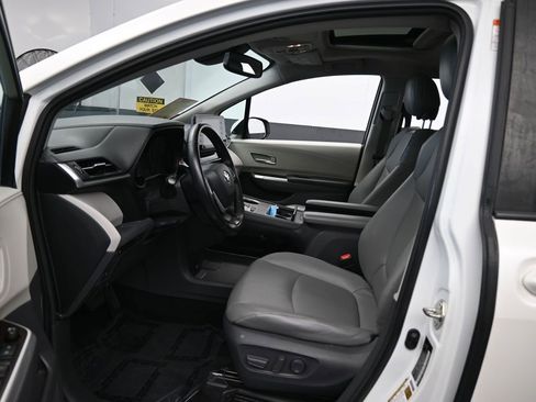 Used 2021 Toyota Sienna XLE image 12