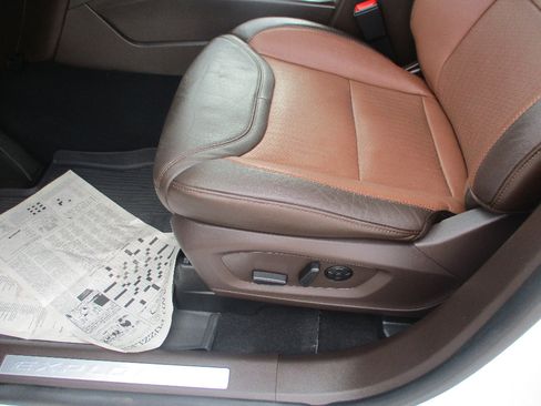 Used 2021 Ford Explorer King Ranch w/ Premium Technology Package image 18