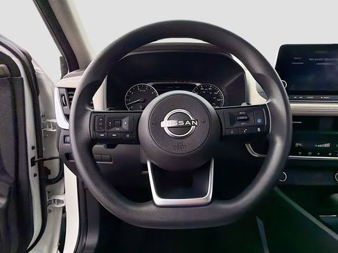 Used 2023 Nissan Rogue SV FWD image 11