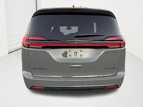 Used 2023 Chrysler Pacifica Limited w/ S Appearance Package image 4