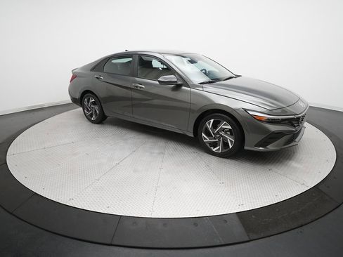 Used 2025 Hyundai Elantra Sport image 13