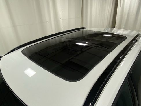 Used 2025 Volvo XC40 B5 Plus image 6