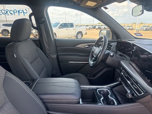 Used 2025 Chevrolet Traverse LT image 32