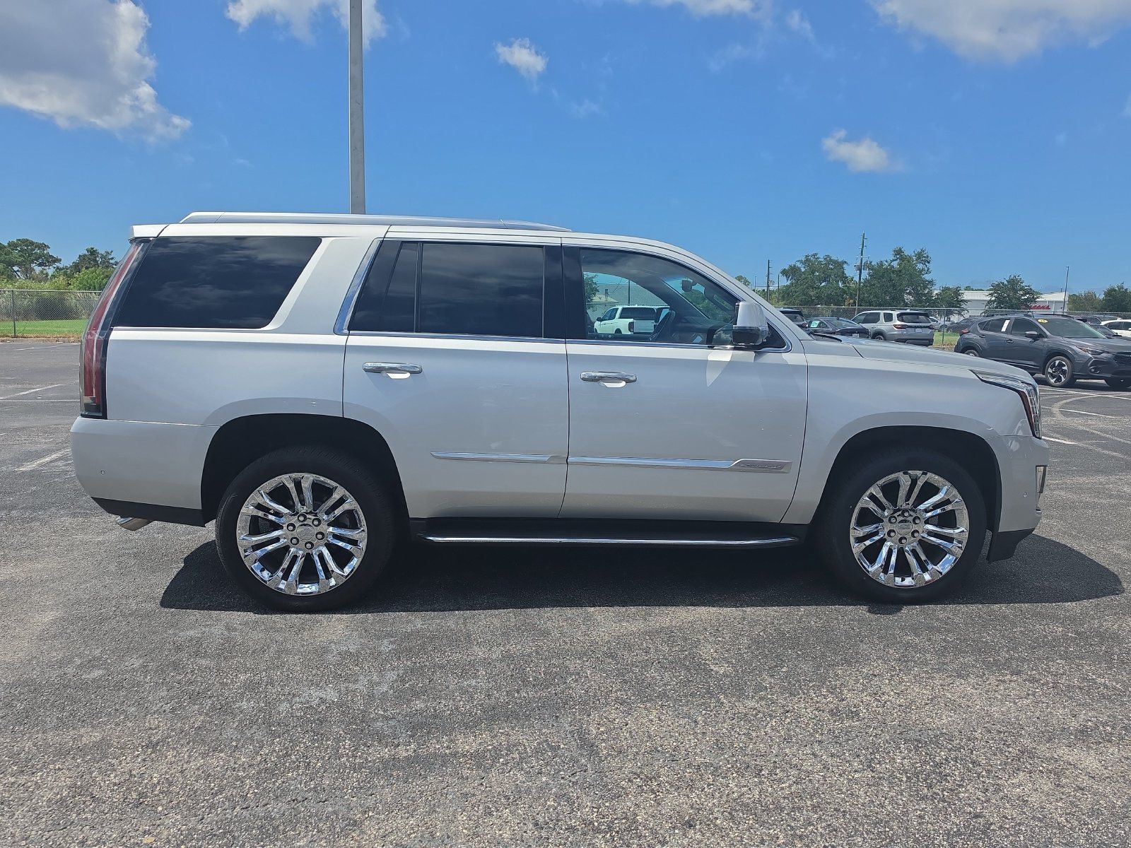 Used 2020 Cadillac Escalade Luxury w/ LPO, Radiant Package AWD/4WD image 3