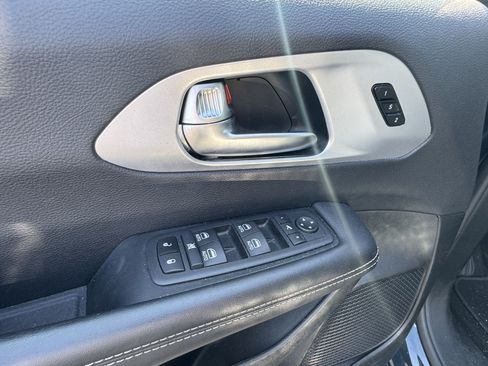Used 2025 Chrysler Pacifica Limited FWD image 13