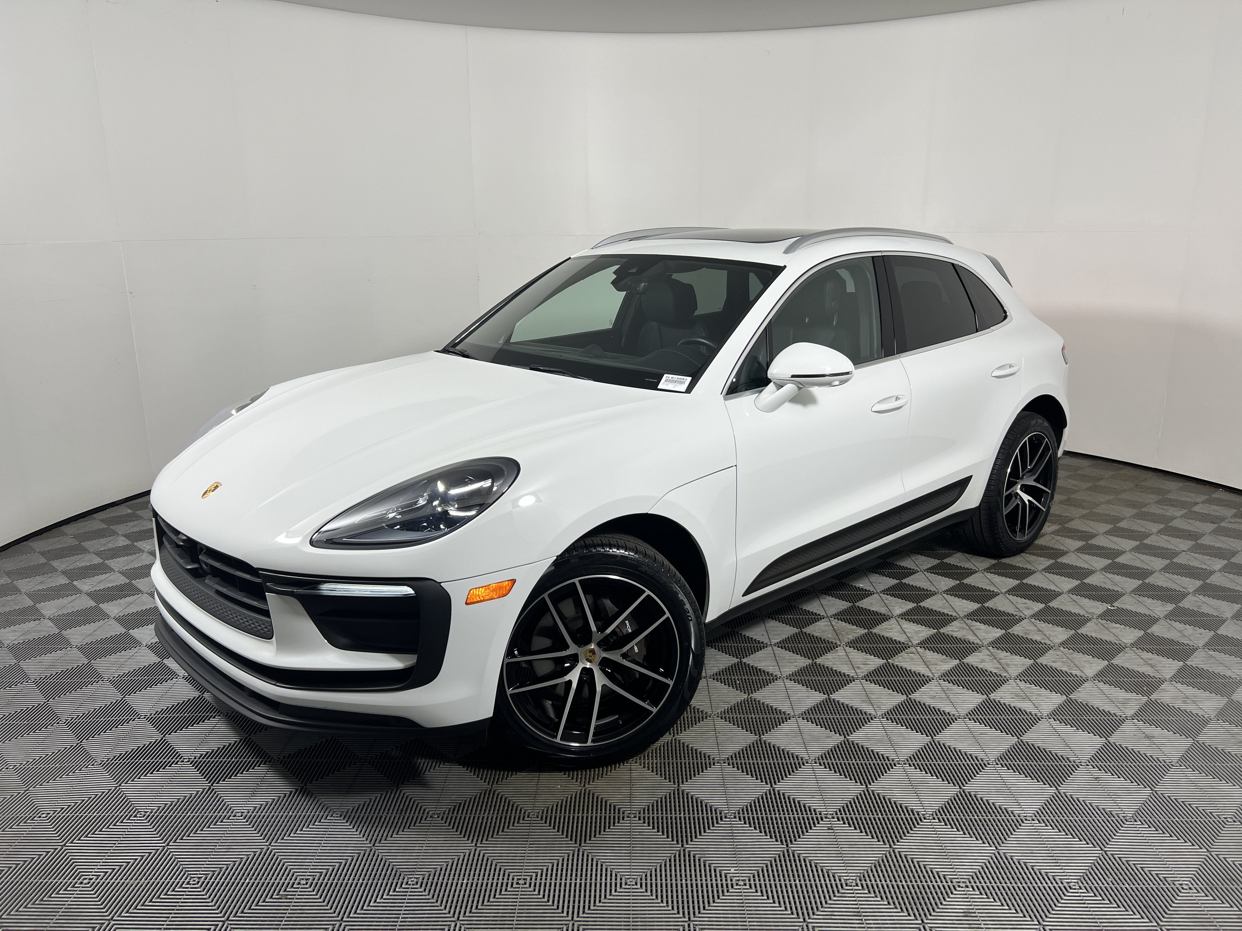 Certified 2024 Porsche Macan AWD/4WD image 1