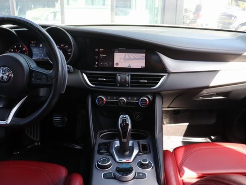 Used 2022 Alfa Romeo Giulia Veloce image 24