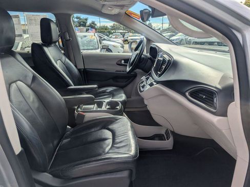 Used 2017 Chrysler Pacifica Touring-L image 19