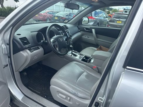 Used 2013 Toyota Highlander SE AWD/4WD image 9