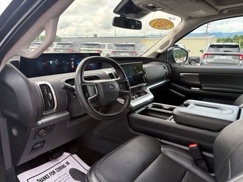 Used 2025 Ford Expedition Platinum AWD/4WD image 3