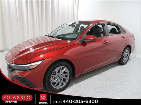 Used 2024 Hyundai Elantra SEL image 3