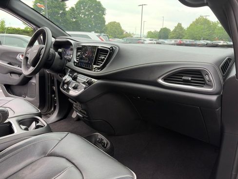 Used 2020 Chrysler Pacifica Limited w/ Advanced Safetytec Group FWD image 25