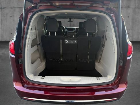 Used 2018 Chrysler Pacifica Touring-L Plus FWD image 13