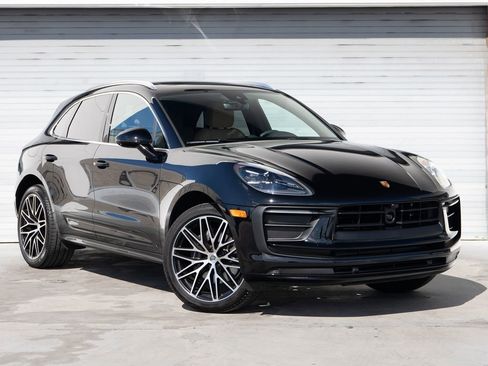 Certified 2025 Porsche Macan image 10