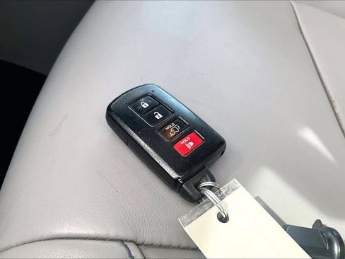 Used 2016 Toyota Highlander XLE image 14