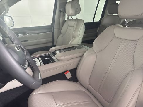 Used 2024 Jeep Wagoneer Series II w/ Flexible Seating Group image 8