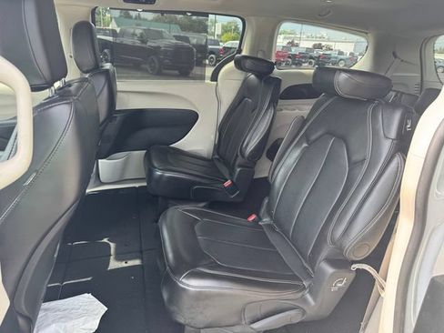 Certified 2024 Chrysler Pacifica Touring-L FWD image 20