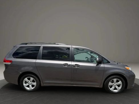 Used 2011 Toyota Sienna LE FWD image 3