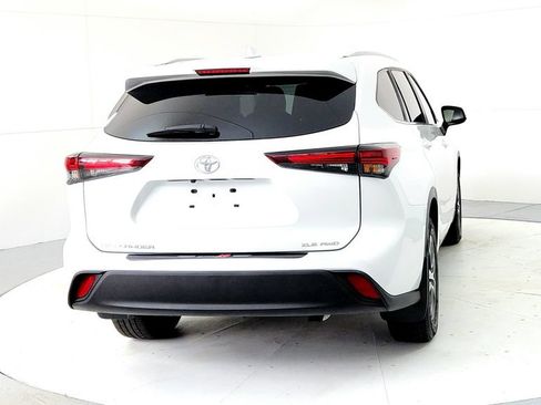 Used 2024 Toyota Highlander XLE AWD/4WD image 5