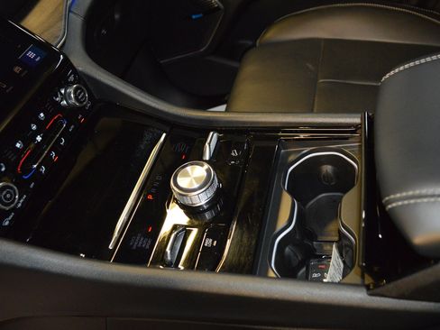 Used 2023 Jeep Grand Cherokee Overland w/ Advanced Protech Group III image 20