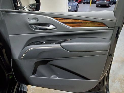 Used 2023 Cadillac Escalade Premium Luxury AWD/4WD image 17
