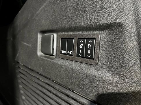 Used 2023 GMC Yukon XL Denali image 6