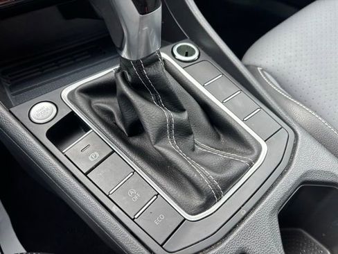 Used 2025 Volkswagen Jetta SE FWD image 29