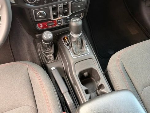 Used 2025 Jeep Wrangler Unlimited Rubicon AWD/4WD image 19