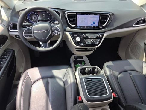 Used 2024 Chrysler Pacifica Touring-L FWD image 7