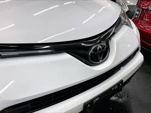 Used 2018 Toyota RAV4 LE w/ Carpet Mat Package image 29