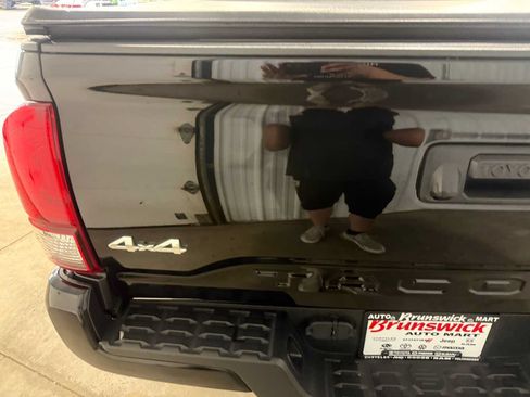 Certified 2023 Toyota Tacoma SR AWD/4WD image 17