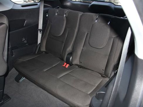 Used 2022 Ford Explorer XLT image 32