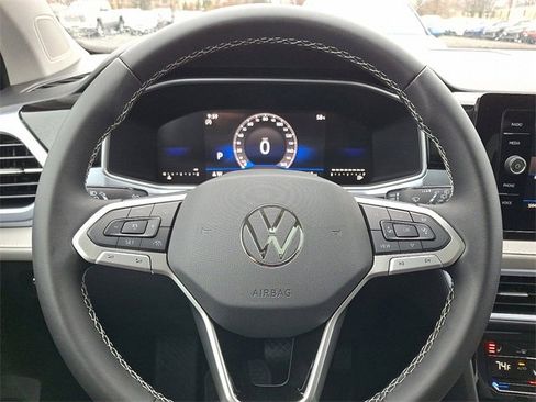 New 2026 Volkswagen Taos SE image 10