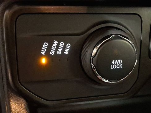 Used 2020 Jeep Renegade Latitude w/ Cold Weather Group image 19