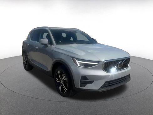 Used 2024 Volvo XC40 B5 Core image 3