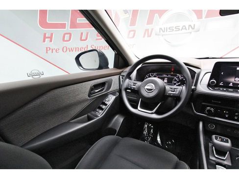 Used 2023 Nissan Rogue S image 6