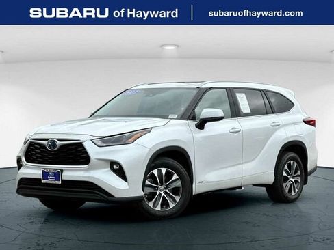 Used 2023 Toyota Highlander XLE AWD/4WD image 1