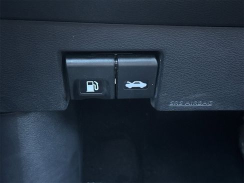 Used 2020 Nissan Versa SV image 28