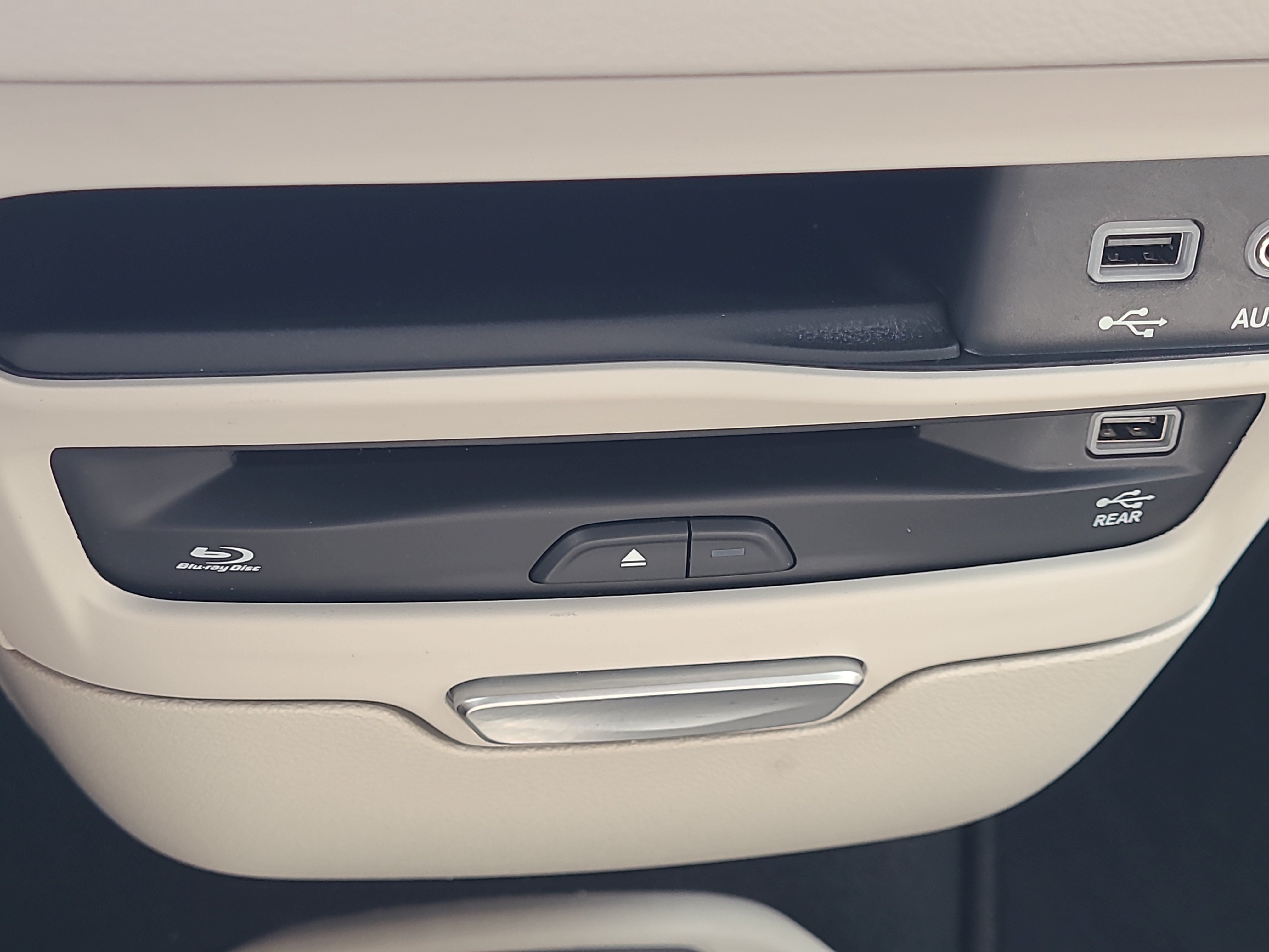 Used 2019 Chrysler Pacifica Touring-L Plus w/ Advanced Safetytec Group FWD image 27