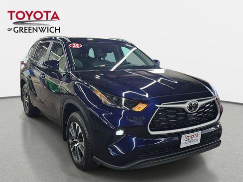 Certified 2025 Toyota Highlander XLE AWD/4WD image 1