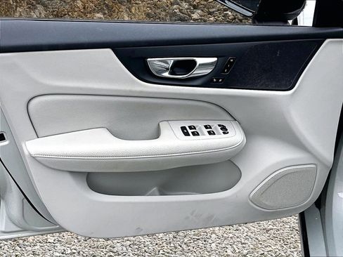 Used 2022 Volvo S60 B5 Momentum w/ Climate Package FWD image 21