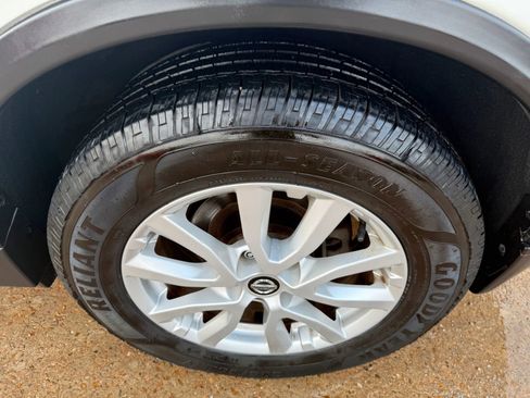 Used 2019 Nissan Rogue SV image 45