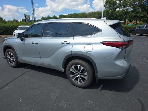 Used 2020 Toyota Highlander XLE AWD/4WD image 9