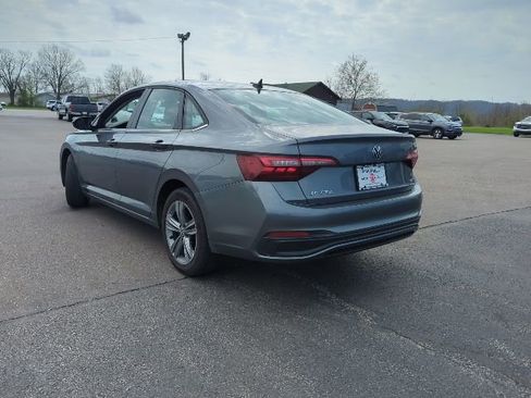 Used 2024 Volkswagen Jetta SE image 9
